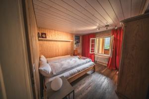 Postel nebo postele na pokoji v ubytování EIGERMAGIC Chalet Wartstein