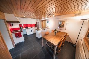 Kuchyň nebo kuchyňský kout v ubytování EIGERMAGIC Chalet Wartstein