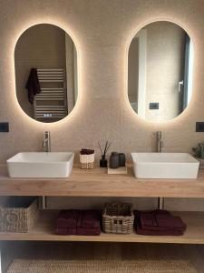 Dos lavabos en un baño con dos espejos en Sunset Bridge Grado - NEW 2025, en Grado