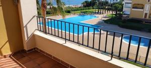 Basen w obiekcie WIFI Los Cisnes 2 dormitorios Primera Linea playa Ayamonte Isla Canela lub w pobliżu