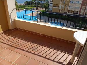 Basen w obiekcie WIFI Los Cisnes 2 dormitorios Primera Linea playa Ayamonte Isla Canela lub w pobliżu