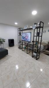 ein Wohnzimmer mit einem Flachbildfernseher auf einem Regal in der Unterkunft Alojamiento LUNNA in Río Grande