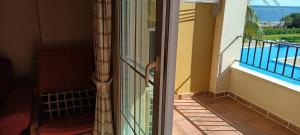 Basen w obiekcie WIFI Los Cisnes 2 dormitorios Primera Linea playa Ayamonte Isla Canela lub w pobliżu