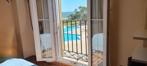Basen w obiekcie WIFI Los Cisnes 2 dormitorios Primera Linea playa Ayamonte Isla Canela lub w pobliżu