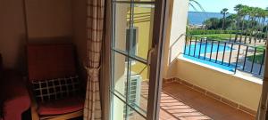 Basen w obiekcie WIFI Los Cisnes 2 dormitorios Primera Linea playa Ayamonte Isla Canela lub w pobliżu
