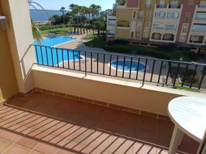 Basen w obiekcie WIFI Los Cisnes 2 dormitorios Primera Linea playa Ayamonte Isla Canela lub w pobliżu