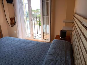Łóżko lub łóżka w pokoju w obiekcie WIFI Los Cisnes 2 dormitorios Primera Linea playa Ayamonte Isla Canela