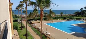 Basen w obiekcie WIFI Los Cisnes 2 dormitorios Primera Linea playa Ayamonte Isla Canela lub w pobliżu