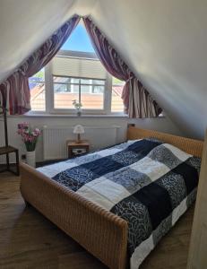 ein Schlafzimmer mit einem Himmelbett in der Unterkunft STRANDROSE - 300m zum Strand in Zingst
