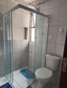 a bathroom with a toilet and a glass shower at Apartamento Morada do Vale 1 andar - Área de Lazer - Estacionamento - Internet e Netflix GRATUITO in Garanhuns