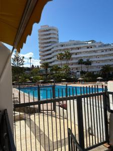 a view of a swimming pool and a building at Apartamento céntrico en Playa de Las Américas in Costa de Adeje