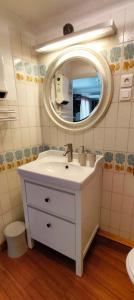 un baño con lavabo y espejo en Le boukarou, 