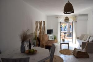 TV a/nebo společenská místnost v ubytování Platamon Boho Apartment 2- Με θέα την θάλασσα
