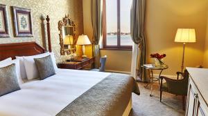 Postel nebo postele na pokoji v ubytování San Clemente Palace, Venice - Managed by Mandarin Oriental