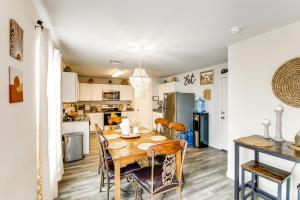 Nhà bếp/bếp nhỏ tại Welcoming Bullhead City Home with Pool and Game Room!