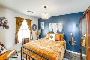 Giường trong phòng chung tại Welcoming Bullhead City Home with Pool and Game Room! +22 ảnh