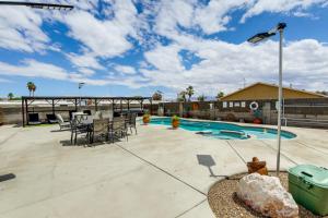 Hồ bơi trong/gần Welcoming Bullhead City Home with Pool and Game Room!