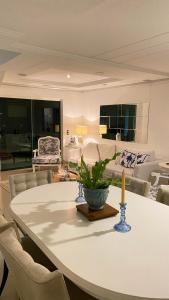 a dining room with a table and chairs and a candle at Charmosa Casa em bairro nobre de Curitiba in Curitiba
