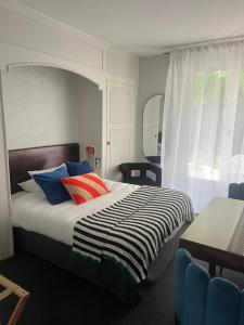 Postel nebo postele na pokoji v ubytování Hotel Du Croisé