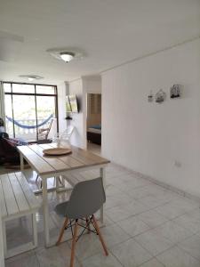 a dining room with a table and chairs in a room at apartamento Santa Marta-Rodadero Blanquita301 in Santa Marta