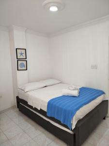 a bed with two towels on it in a bedroom at apartamento Santa Marta-Rodadero Blanquita301 in Santa Marta +31 photos