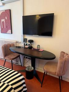 TV a/nebo společenská místnost v ubytování Hotel Du Croisé + 37 fotografií