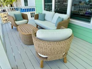 Een balkon of terras bij New Build - Pool - Walk to Beach