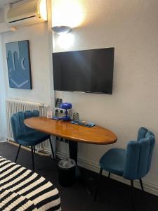 TV a/nebo společenská místnost v ubytování Hotel Du Croisé