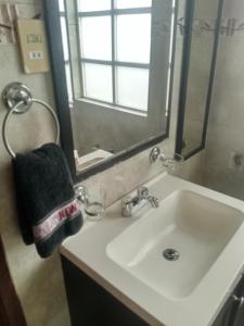 ein Badezimmer mit Waschbecken und Spiegel in der Unterkunft Amplio y cómodo departamento in Mexiko-Stadt