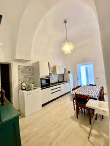 a kitchen and dining room with a table in a room at Holiday House ROSANNA in Conca dei Marini +14 photos
