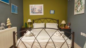 A bed or beds in a room at Evelyn's House