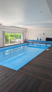 Bazén v ubytovaní Gîte du Lac des Miroirs avec piscine privée alebo v jeho blízkosti