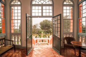 uma porta aberta num quarto com uma mesa e cadeiras em Agroturismo Son Triay em Ferreries