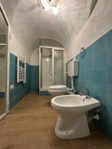 a bathroom with a toilet and a sink in it at Casa da Rosa in Vietri sul Mare
