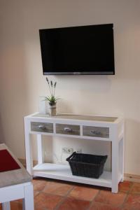 TV a/nebo společenská místnost v ubytování Ferienwohnung Käsekammer Galmsbüll