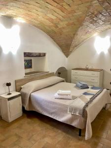 a bedroom with two beds and a wooden ceiling at Appartamento La Corte di Trevi in Trevi +38 photos