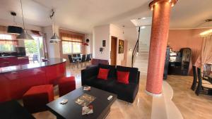 Posezení v ubytování Luxury villa El Verano with private pool