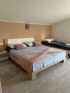 sypialnia z dużym łóżkiem w pokoju w obiekcie Apartmani Italo w Biogradzie na Moru