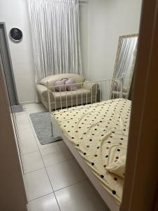 a bedroom with a bed and a couch in a room at Bertam Grove Corner By Junikastay in Kampong Alor