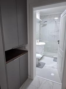 Ένα μπάνιο στο Melissa Apartment +31 φωτογραφίες