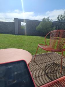 ein Handy auf einem Tisch neben einer Bank in der Unterkunft MAISON FAMILIALE ENTRE MER ET MONTAGNE Lisbonne in São Bartolomeu + 11 Fotos