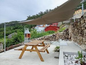 Patio alebo iná vonkajšia časť ubytovania Casa en Muros con preciosas vistas al mar