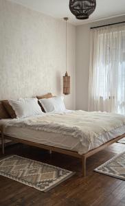 เตียงในห้องที่ Stylish Retreat in Sofia