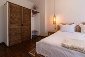 เตียงในห้องที่ Stylish Retreat in Sofia