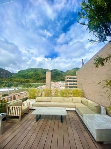 een dakterras met een bank en een tafel bij Loft Elegante y Centra en Bogotá in Bogota