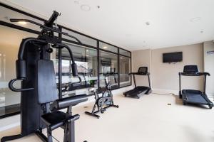 een sportschool met meerdere loopbanden in een ruimte bij Loft Elegante y Centra en Bogotá in Bogota