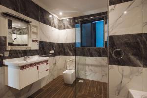 キガリにあるISUITE Apartmentsのトイレと洗面台付きのバスルーム +112枚の写真