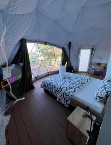 Un dormitorio con una cama en una tienda de campaña. en Casa del mir, en Dayr al Qamar 49 fotos más