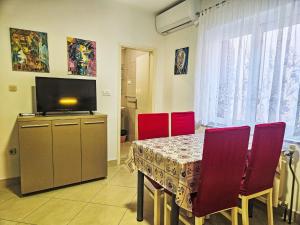 Un televizor și/sau centru de divertisment la Apartment Petra-2 by Interhome +8 fotografii
