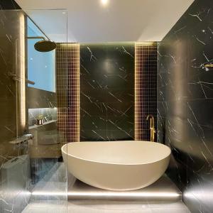 Ένα μπάνιο στο Luxury Modern Private Pool Villa